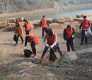 泰鋼青年志愿者義務打掃雅鹿山公園